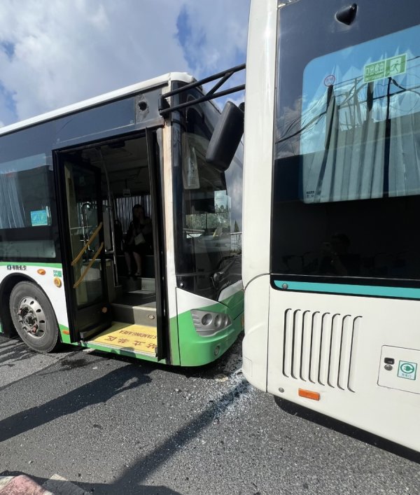 海通众合 今晨龙吴路，公交车撞公交车